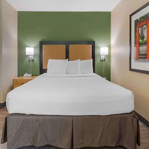 Deluxe Studio 1 Queen Bed Non-Smoking